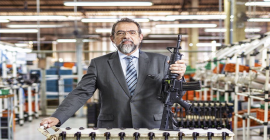 Brasil está se tornando um balcão de negócios de armas, diz CEO da Taurus