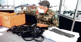 Fábrica de armas faz protetores faciais