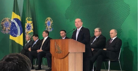 Presidente da Taurus esteve presente na cerimônia de transmissão de cargo de ministros.