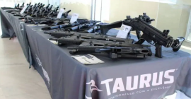 O Comando do Exército em Brasília recebe novos armamentos