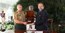 Taurus entrega armas para o Comando do Exército em Brasília
